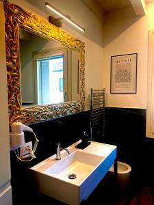 bagno con lavandino e grande specchio di Star Soave Rooms - Locazione Turistica a Soave