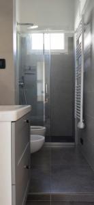 y baño con ducha, lavabo y aseo. en BILOCALE Villa Lara en Cesenatico