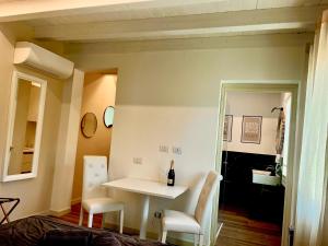 a room with a table and chairs and a bottle of wine at Star Soave Rooms - Locazione Turistica in Soave