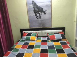 RohtakにあるOYO Home Safe Inのベッドルーム1室(馬の絵画が描かれたベッド1台付)