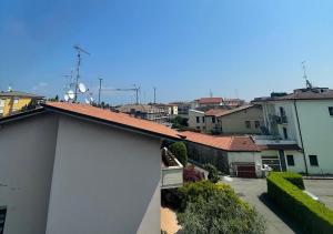 vistas al mar de una ciudad con casas y tejados en La Magnolia Apartaments IV, en Desenzano del Garda