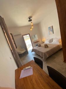 Postel nebo postele na pokoji v ubytování Fedra Apartments Lindos