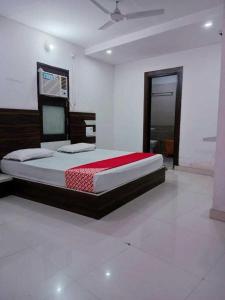 Kurukshetra的住宿－POP Hotel H5，一间卧室,卧室内配有一张大床