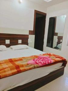 um quarto com uma cama com uma rosa rosa em POP Hotel H5 em Kurukshetra