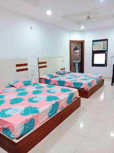 duas camas num quarto com duas camas sidx sidx em POP Hotel H5 em Kurukshetra