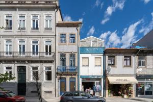 un grupo de edificios en una calle de la ciudad en Apartamento Qian porto Centro, en Oporto