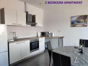 Η κουζίνα ή μικρή κουζίνα στο Apartments Miraflor, city center