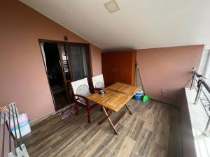 une chambre avec une table en bois et une caméra dans l'établissement Lovely and cozy 1-bedroom house with a sunny patio, à Korçë
