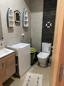 uma casa de banho com um WC e um lavatório em BM Resort em Casablanca