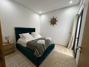BM Resort في الدار البيضاء: غرفة نوم مع سرير كبير مع نوتيكاليرو