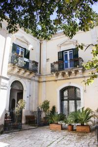 un edificio con plantas delante de él en Risveglio Ibleo, en Ragusa