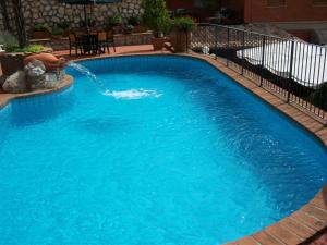 a large blue pool with a water fountain at Belsito in Serrone