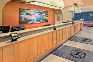 The lobby or reception area at Sheraton Hartford Hotel at Bradley Airport