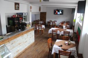 Un restaurante o sitio para comer en Guest House Veni