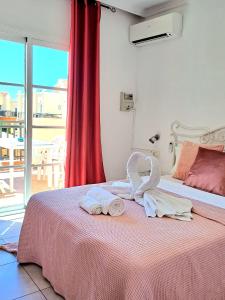 une chambre d'hôtel avec un lit et des serviettes. dans l'établissement Light and cosy apartment in 100 meters from the beach Costa Adeje, à Adeje