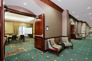 uma sala de espera com cadeiras, uma mesa e um quadro branco em Residence Inn DFW Airport North/Grapevine em Grapevine