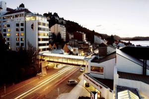 una città con un ponte su una strada con edifici di Hotel Panamericano Bariloche a San Carlos de Bariloche