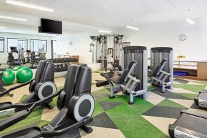 una sala de fitness con cintas de correr y máquinas de ejercicio en Element West Des Moines en West Des Moines
