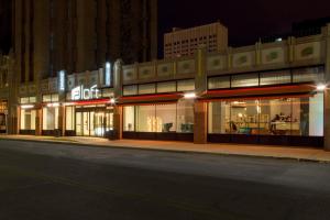 una tienda frente a un edificio por la noche en Aloft El Paso Downtown, en El Paso
