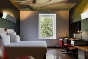 - une chambre avec un lit, une fenêtre et un bureau dans l'établissement The Hotel Lucerne, Autograph Collection, à Lucerne