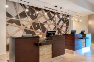 een lobby met een grote muur met een houten accent bij Atlanta Marriott Northeast/Emory Area in Atlanta