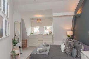 a small bedroom with a bed and a kitchen at Pass the Keys Lovely apartment in Leeds centre in Leeds