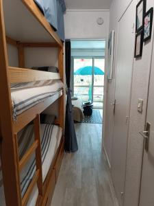- un couloir avec 2 lits superposés dans une chambre dans l'établissement Studio Paradise entre mer et pins, à Saint-Raphaël
