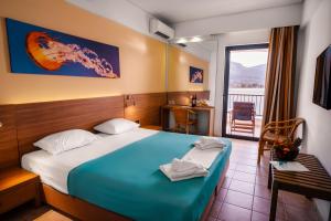 A bed or beds in a room at Hotel Pavlou