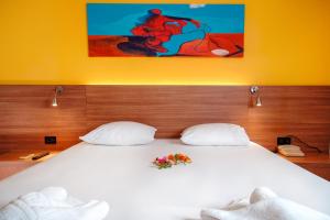 A bed or beds in a room at Hotel Pavlou