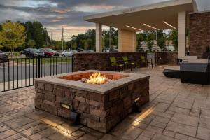 a fire pit in the middle of a patio at SpringHill Suites Atlanta Alpharetta/Roswell in Roswell