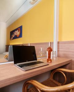 A television and/or entertainment centre at Hotel Pavlou