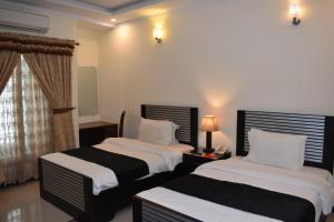 Postel nebo postele na pokoji v ubytování Hotel de Raj Sialkot