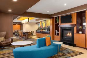 sala de estar con sofá y chimenea en Fairfield Inn & Suites Amarillo West/Medical Center, en Amarillo