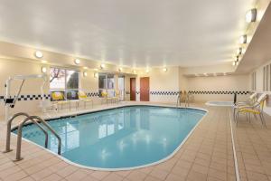 una piscina en una habitación de hotel con mesas y sillas en Fairfield Inn & Suites Amarillo West/Medical Center, en Amarillo
