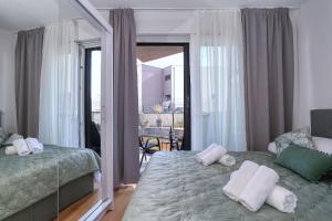 1 dormitorio con cama con almohadas y espejo en Apartment Garden, en Zadar
