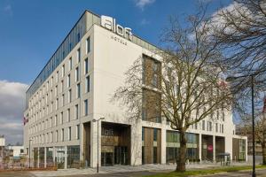 un edificio blanco con un cartel encima en Aloft Birmingham Eastside en Birmingham