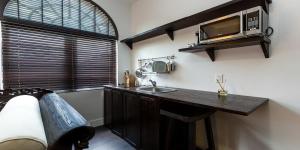 a bathroom with a sink and a microwave on the wall at Vive Zen Queen Room in Miami