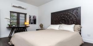 a bedroom with a large bed and a table at Vive Zen Queen Room in Miami