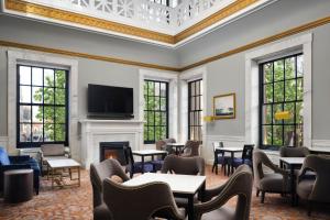 uma sala de espera com mesas e cadeiras e uma lareira em Marriott Vacation Club® at Custom House, Boston   em Boston