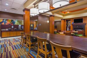uma grande sala de conferências com uma grande mesa de madeira e cadeiras em Fairfield Inn & Suites Cookeville em Cookeville