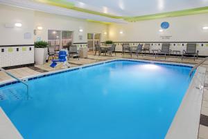 una gran piscina con sillas y mesas en Fairfield Inn & Suites Cookeville, en Cookeville