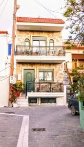 a house with a green door and a balcony at La Casa Di Silvia in Apolakkiá