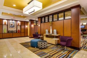 een wachtkamer in een ziekenhuis met paarse stoelen bij Fairfield Inn & Suites Palm Coast I-95 in Palm Coast