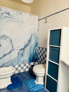 La salle de bains est pourvue d'une douche et de toilettes. dans l'établissement Pietre Nere House, à Pozzallo