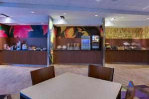 A restaurant or other place to eat at Fairfield Inn & Suites by Marriott Fort Lauderdale Pembroke Pines