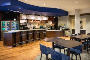 a restaurant with tables and chairs and a bar at Courtyard by Marriott Fort Lauderdale Airport & Cruise Port in Dania Beach