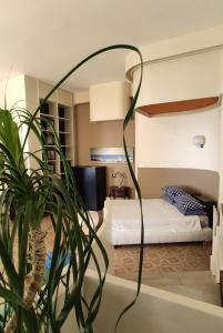 サレルノにあるVerde Smeraldoのベッドルーム(ベッド1台、鉢植えの植物付)