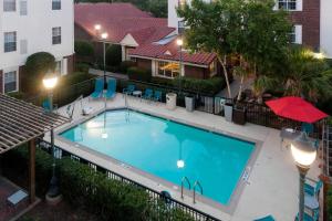 una vista aérea de una piscina en un hotel en TownePlace Suites Dallas Las Colinas, en Irving