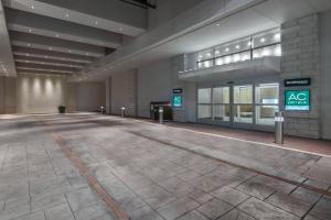 eine leere Lobby eines Gebäudes mit leerem Boden in der Unterkunft Residence Inn by Marriott Charlotte City Center in Charlotte