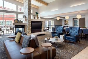 sala de estar con sofá, sillas y chimenea en Residence Inn Glenwood Springs en Glenwood Springs